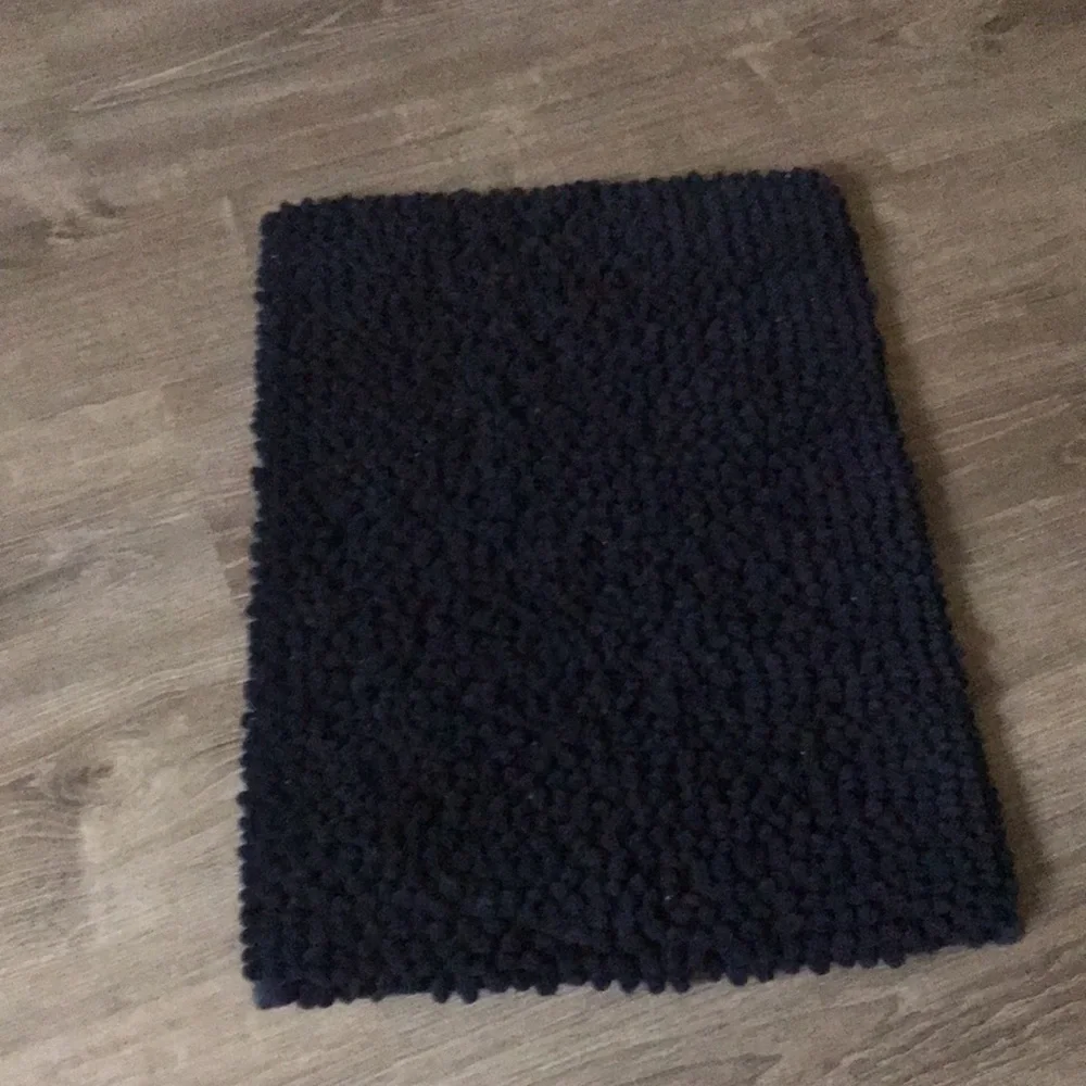 Great condition, bath rug blue 2ft width 1 1/2 ft length